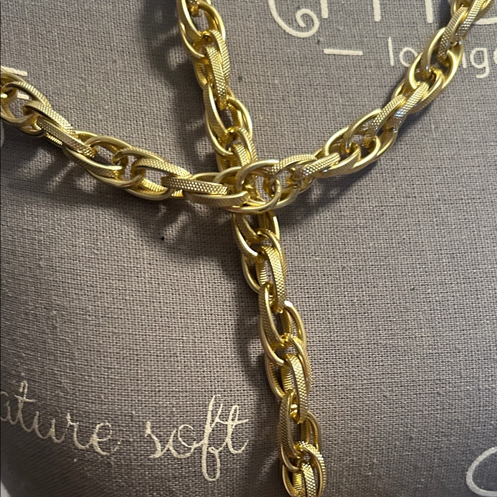 Chic Gold Chain & Earrings - Picture 2 of 13